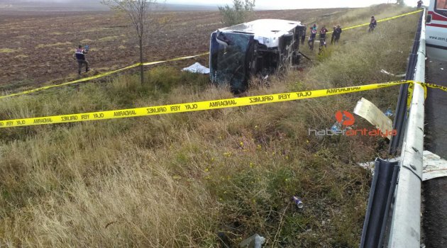 Yolcu otobüsü devrildi: 3 ölü, 19 yaralı