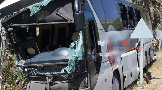 YOLCU OTOBÜSÜ KAYALARA ÇARPTI: 2 ÖLÜ