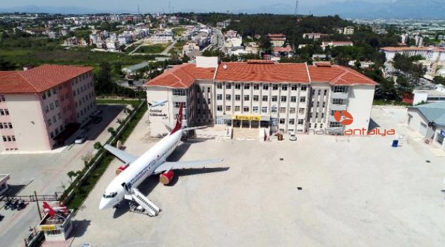 Yolcu uçağı; lisede müze, kütüphane ve sinema salonu oluyor