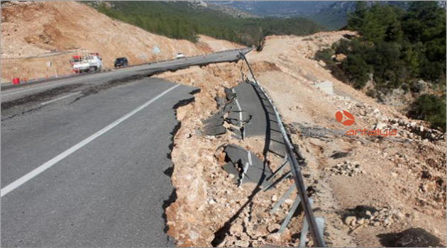 Yolun girişi ve çıkışı dubayla kapatıldı