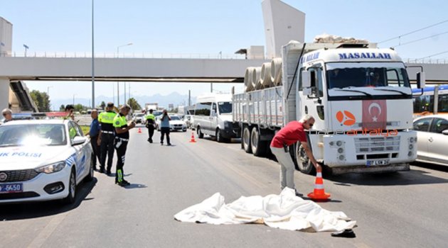 Yolun karşısına geçmeye çalışırken otomobilin çarpmasıyla öldü