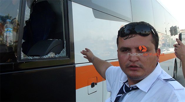 Yolun ortasında şınav çekti, tur otobüsüne sopayla saldırdı