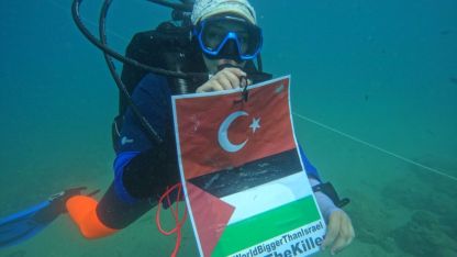 Su altında işaret diliyle Gazze eylemi