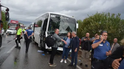 Antalya'da 4 araçlık zincirleme kazada 2 turist yaralandı