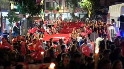 200 metrelik bayrakla fener alayı