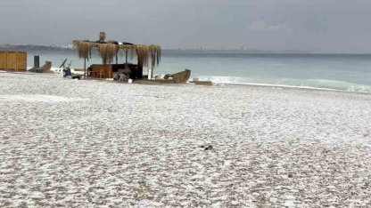 Antalya 15 dakikada kışı yaşadı, Konyaaltı Sahili beyaza büründü