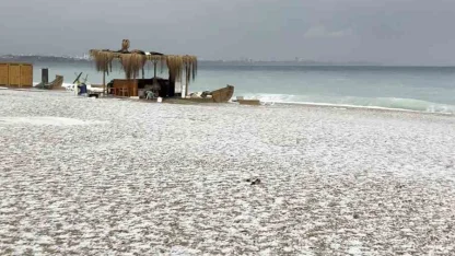 Antalya 15 dakikada kışı yaşadı, Konyaaltı Sahili beyaza büründü