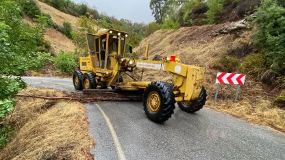 Antalya Büyükşehir Belediyesi ekiplerinden yağmur mesaisi