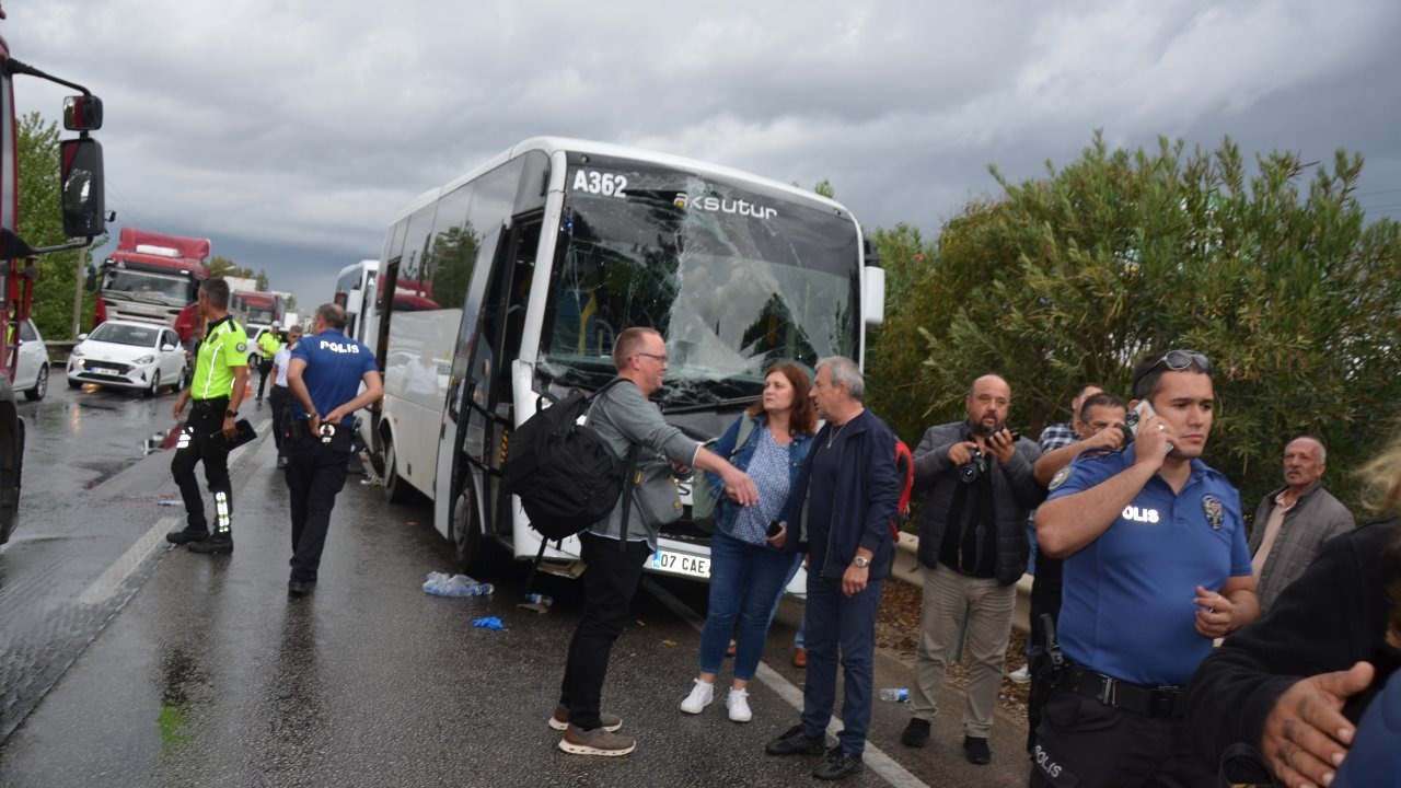 Antalya'da 4 araçlık zincirleme kazada 2 turist yaralandı