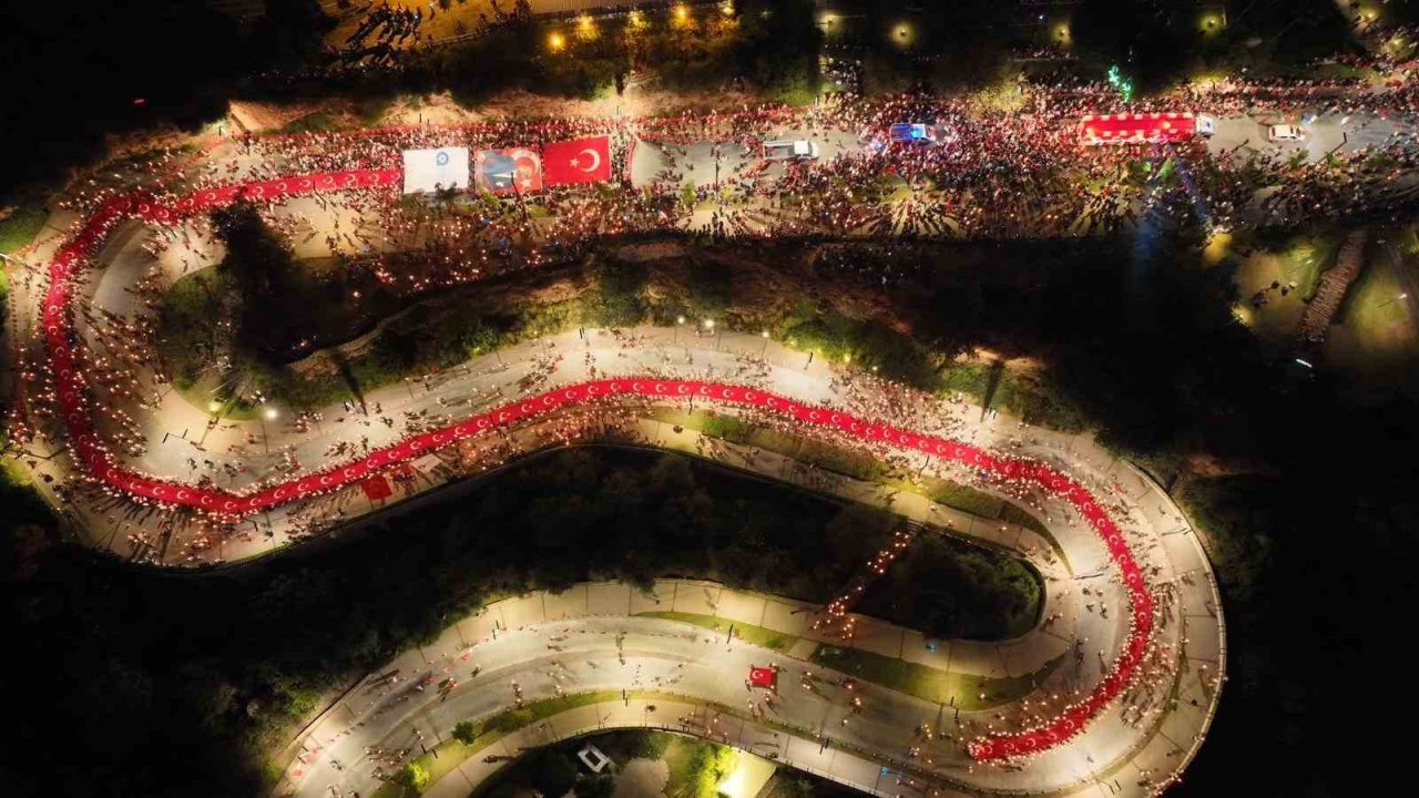 Antalya’da 400 metrelik dev bayrakla Cumhuriyet coşkusu: Fener Alayı’na yüzlerce kişi katıldı