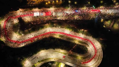 Antalya’da 400 metrelik dev bayrakla Cumhuriyet coşkusu: Fener Alayı’na yüzlerce kişi katıldı