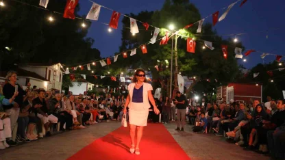 Antalya’da 60 yaş üstü öğrenciler podyumda mankenlere taş çıkardı