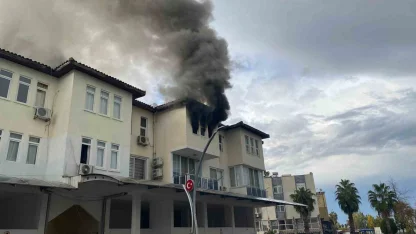 Antalya’da apartman dairesi alev alev yandı