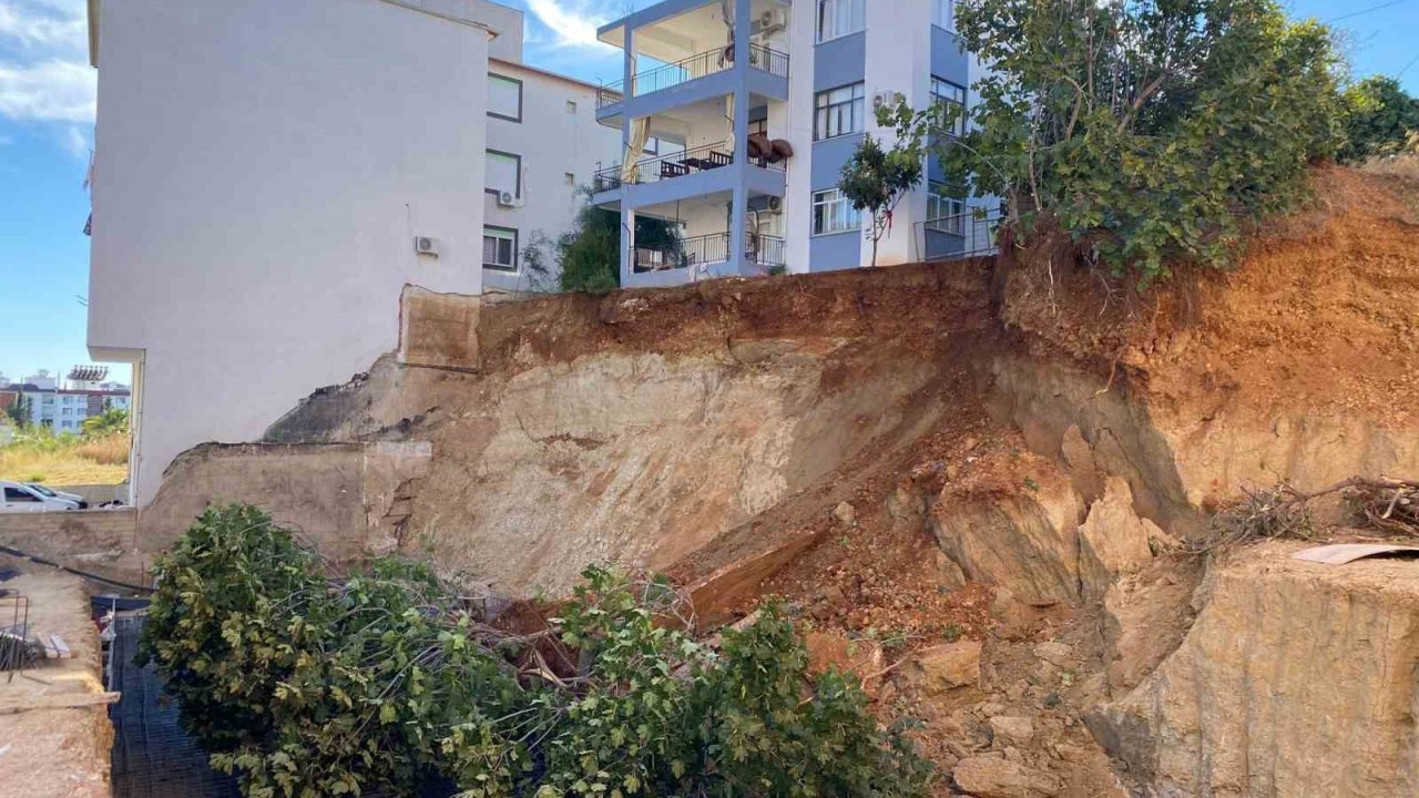 Antalya’da bir evi tahliye ettiren inşaat temelinde ikinci toprak kayması