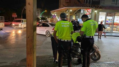 Antalya’da devrilen motosikletin sürücüsü ağır yaralandı: Kaza anı kamerada