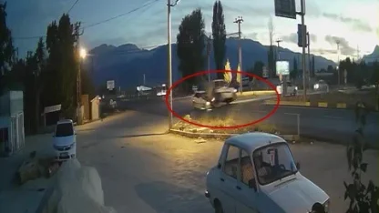 Antalya’da  hafif ticari araçla otomobil çarpıştı: 4 yaralı