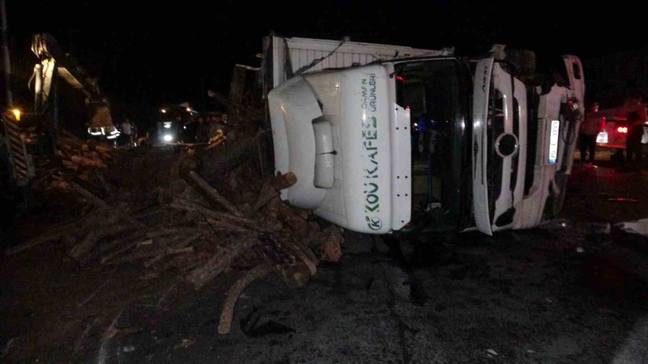 Antalya’da odun yüklü kamyon devrildi, trafik 3 saat durdu