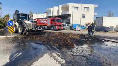 Antalya’da seyir halindeki traktörde saman balyaları alev alev yandı