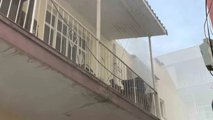 Antalya’da yangın çıkan evdeki muhabbet kuşunu itfaiye kurtardı