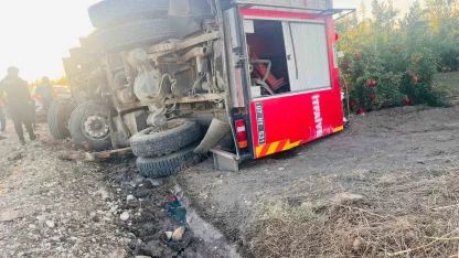 Antalya’da yangına giden itfaiye aracı devrildi: 2 yaralı
