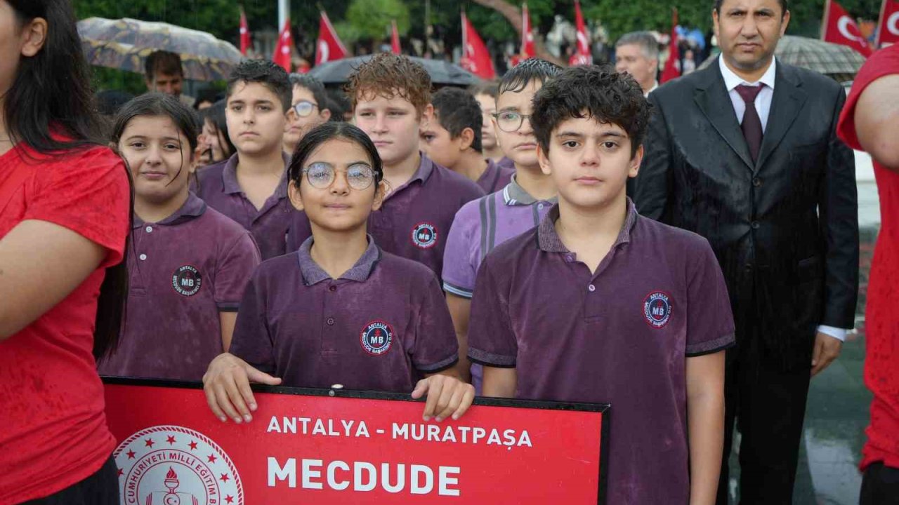 Antalyalılar 29 Ekim coşkusunu sağanak yağmur altında kutladı