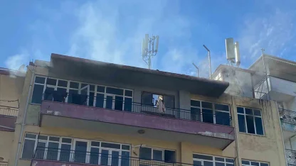 Apartmanda çıkan yangında balkonda mahsur kalan 5 çocuğu itfaiye ekipleri kurtardı