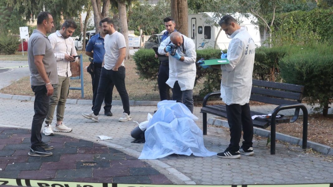 Çocuk parkındaki bankta ölü olarak bulundu