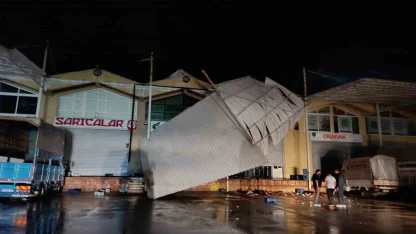 Demre’de hortum iş yerinin çatısına zarar verdi, Kaş’ta yağış etkili oldu
