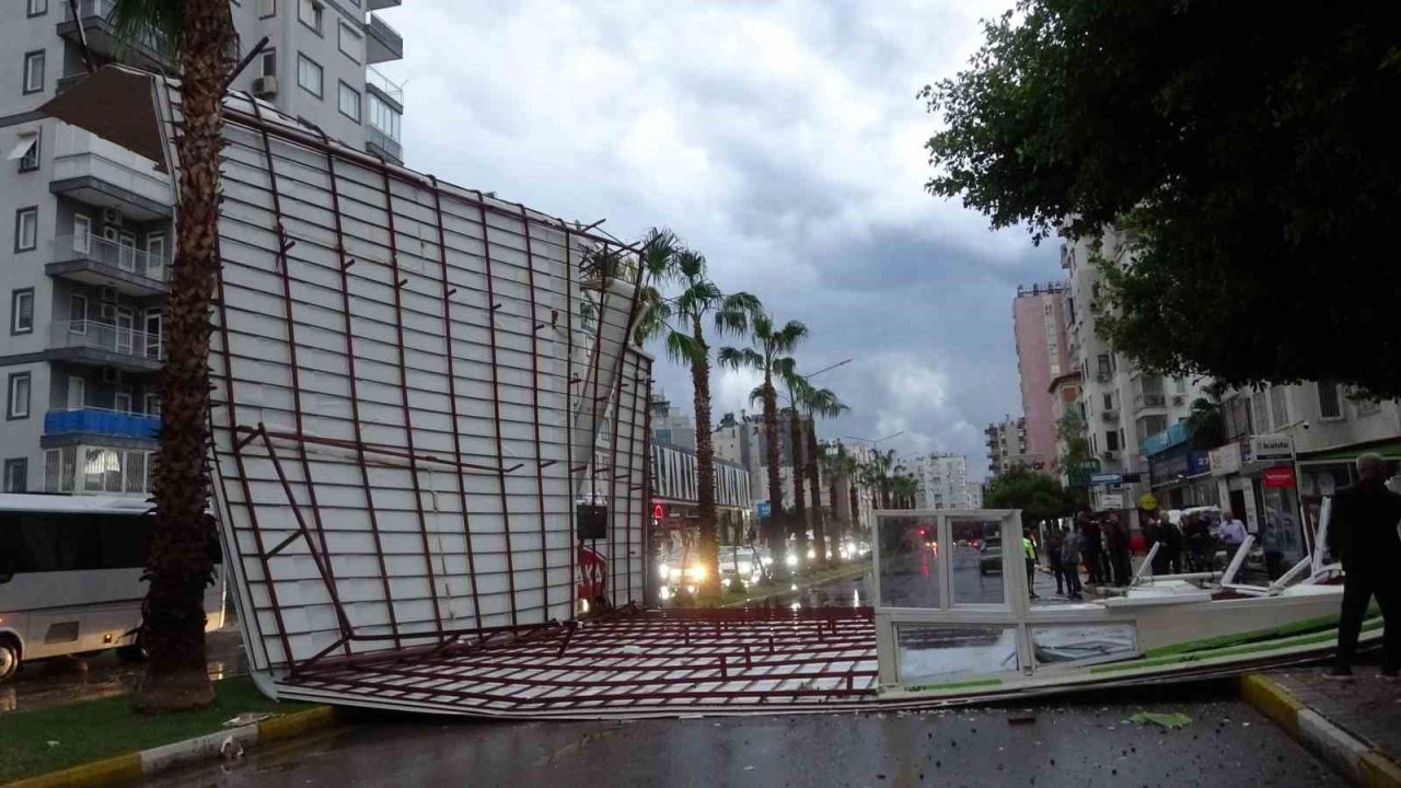 Fırtına tonlarca ağırlıktaki çatıyı karayoluna savurdu, muhtemel faciadan dönüldü