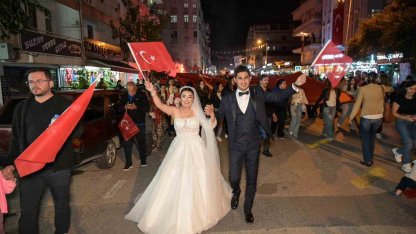 Gelinle damat düğünden önce fener alayına katıldı