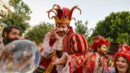 Kaleiçi sokaklarında renkli kortej geçişi