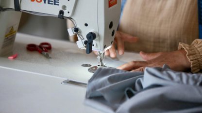 Kepez’de belediye personelinin üniformaları kadın eliyle üretilip tasarruf sağlanıyor