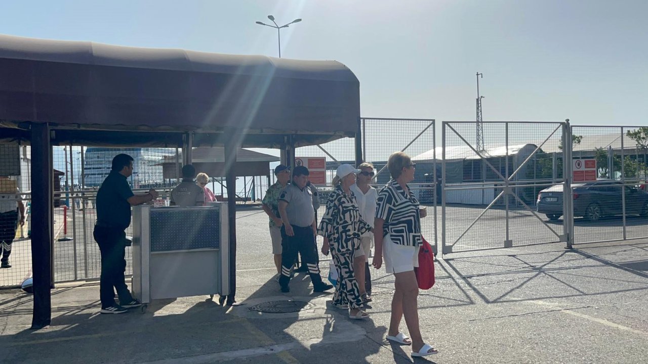 Lüks kruvaziyer 867 yolcu ve 469 mürettebatıyla Alanya’ya demirledi