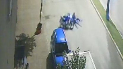 Motosikletlinin yola savrulup olay yerinden uzaklaşması kamerada