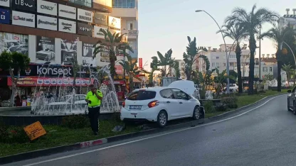 Otomobil refüje çıkıp sinyalizasyon direğini devirdi
