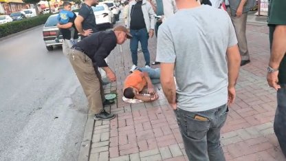 Otomobile çarpan motosiklet sürücüsü havada takla atıp yere düştü