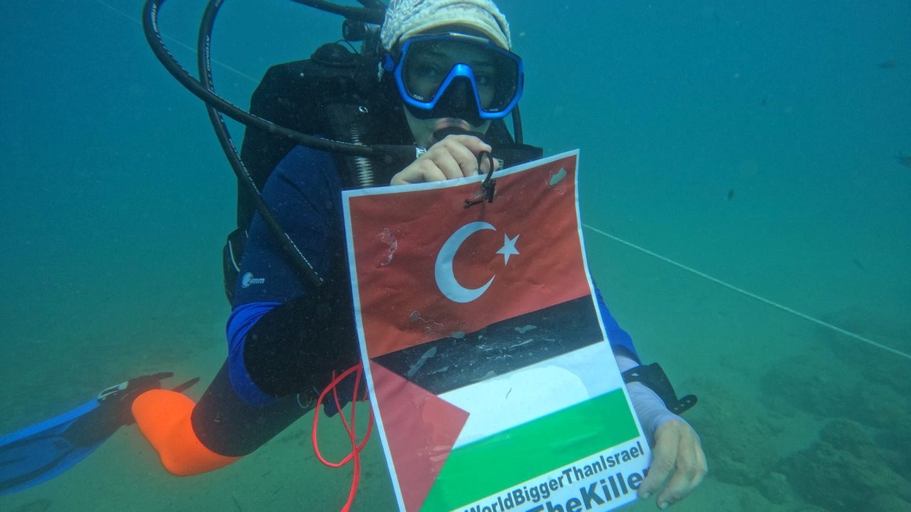 Su altında işaret diliyle Gazze eylemi