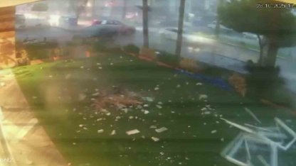 Tonlarca ağırlıktaki çatının fırtınada uçtuğu anlar kamerada