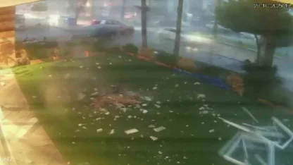 Tonlarca ağırlıktaki çatının fırtınada uçtuğu anlar kamerada