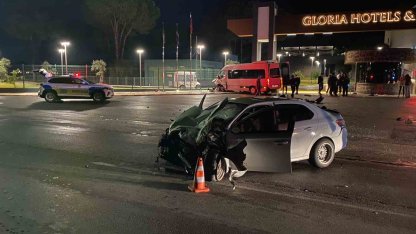 Tur minibüsü ile otomobil çarpıştı: 2 yaralı