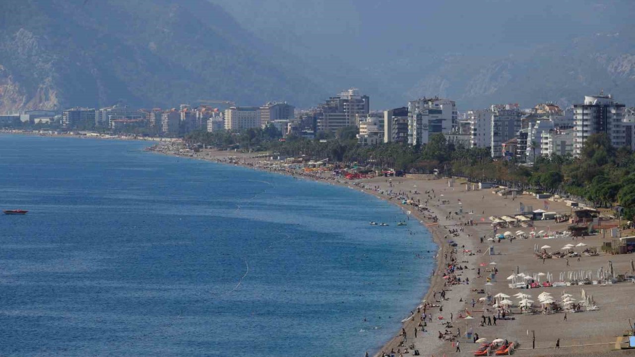 Türkiye kışı yaşarken Antalya’da yazdan kalma günler