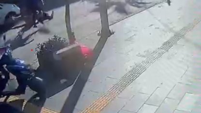 Yaya geçidinden geçen Alman aileye otomobil çarptı: 1 yaralı