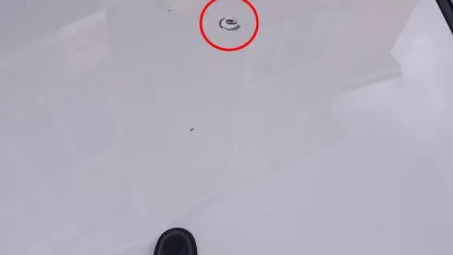 Yorgun mermi otomobilin tavanını deldi