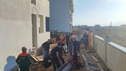 Aksu'da 5 metrelik çukura düşen vatandaş kurtarıldı