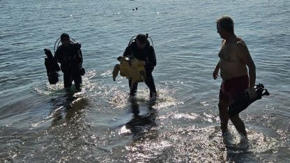 Deniz dibinde balık ağlarına takılı yaralı caretta caretta kurtarıldı