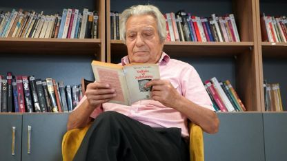 Emekli müzik öğretmeni, ünlü isimlerle biriktirdiği anılarını kitaplaştırıyor