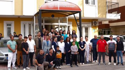 Otomobil tutkunlarından huzurevi ziyareti