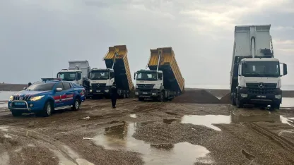 Çalınan 50 kamyon kum, sahilde dev çukurlara neden olan yerlerine döküldü