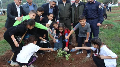 Fidanlara can suyunu öğrenciler verdi