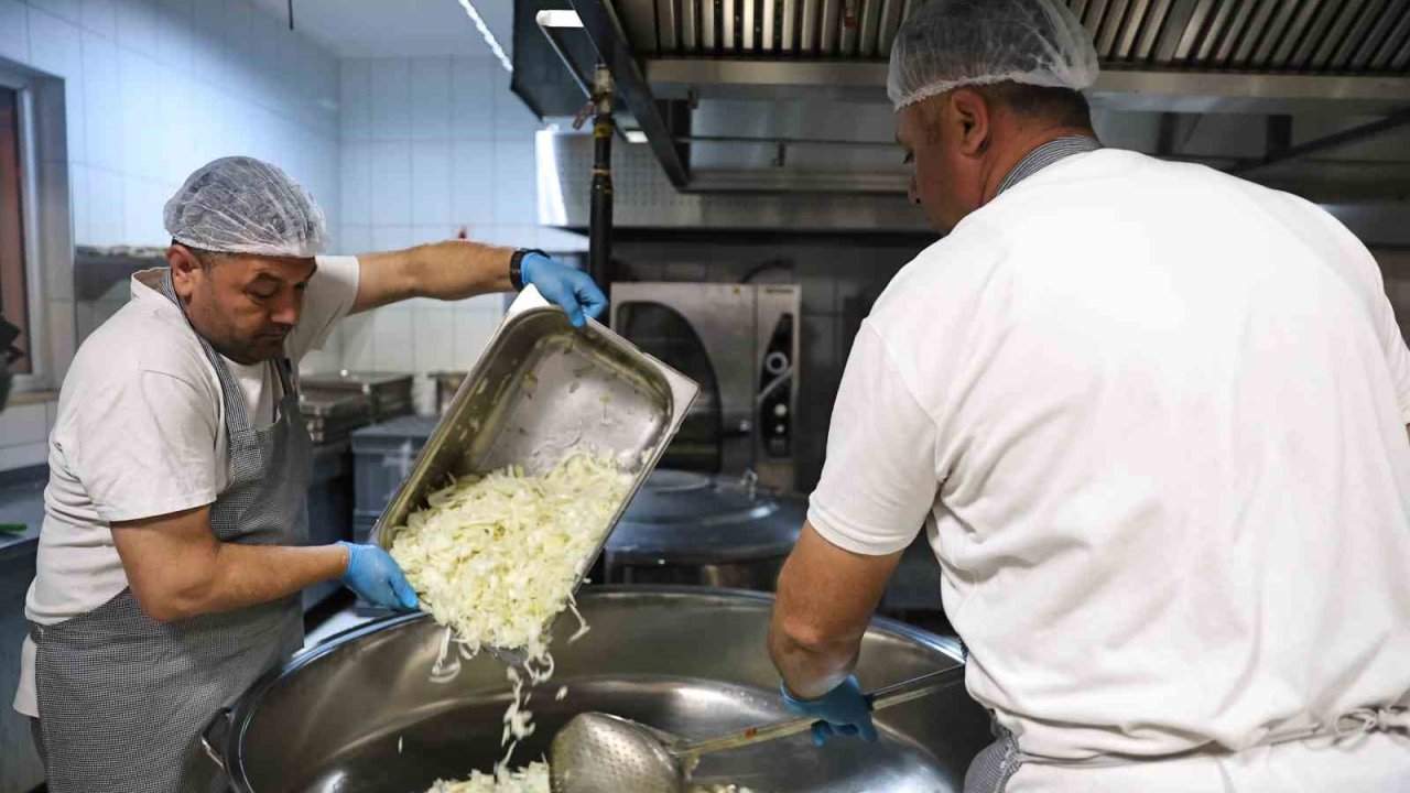 Alanya Aşevi’nden ihtiyaç sahiplerine günde 2 öğün sıcak yemek